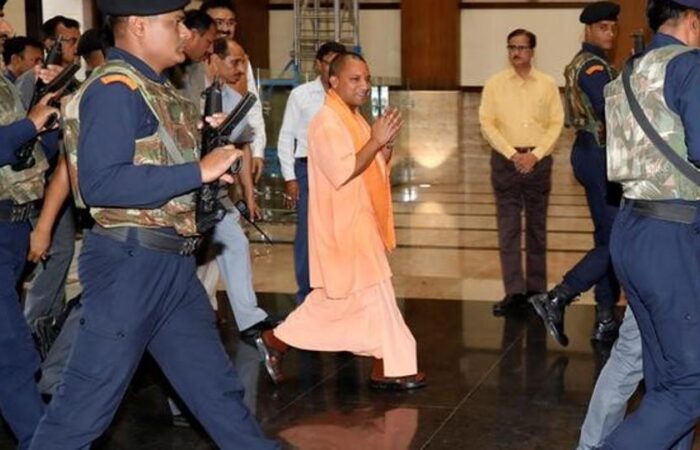 pradesh-adityanath-arrives-minister-populous-meeting-cabinet_1eee9ba4-1960-11e7-b8c3-4f9f853ee33e