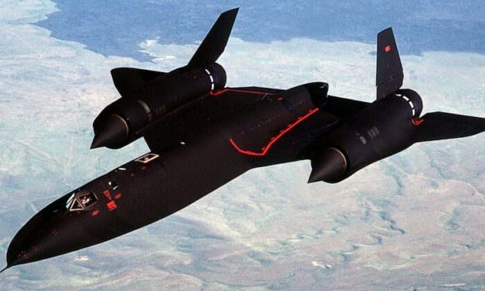 SR-71A_in_flight_near_Beale_AFB_1988-840x420
