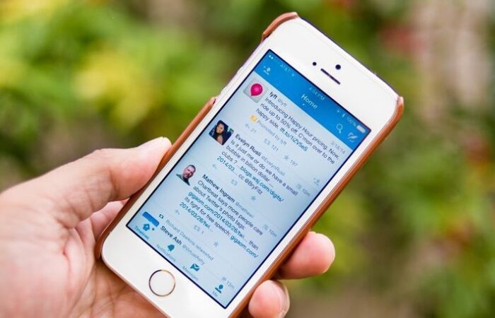 twitter-on-a-phone-470-75