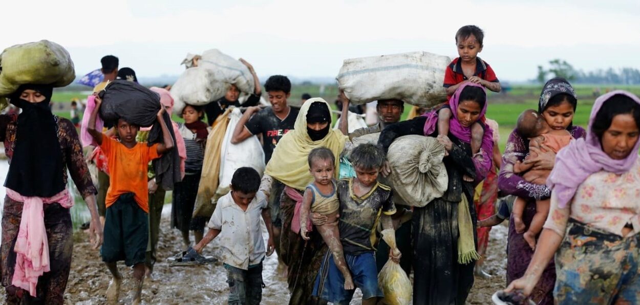 170902-myanmar-rohingya-refugees-fleeing-cheat_jqcnpk