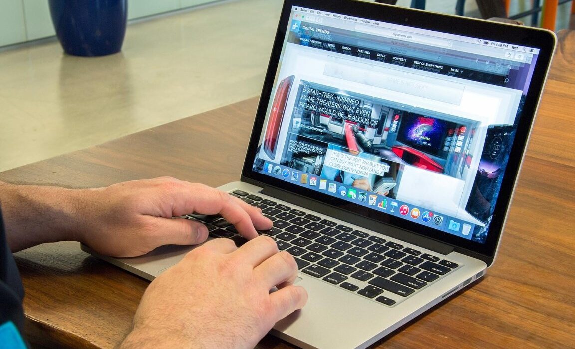 apple-macbook-pro-13-ret-2015-inuse-1500x1000