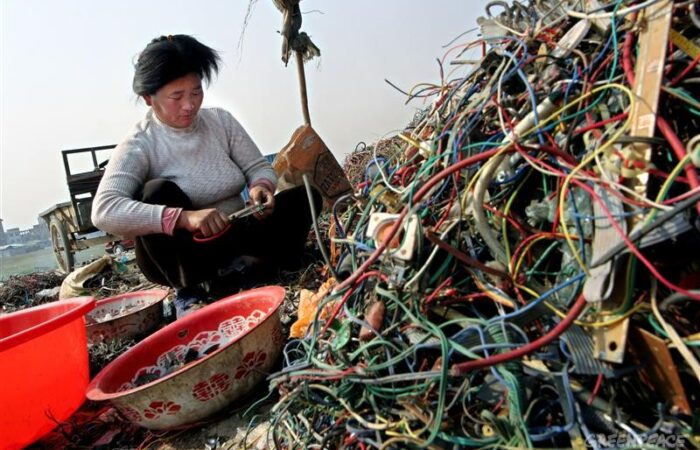 guiyu-woman-e-waste