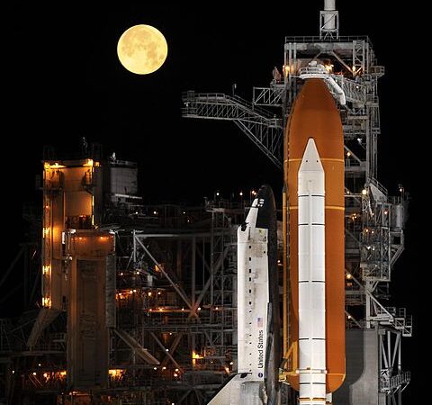 480px-Space_Shuttle_Discovery_under_a_full_moon,_03-11-09