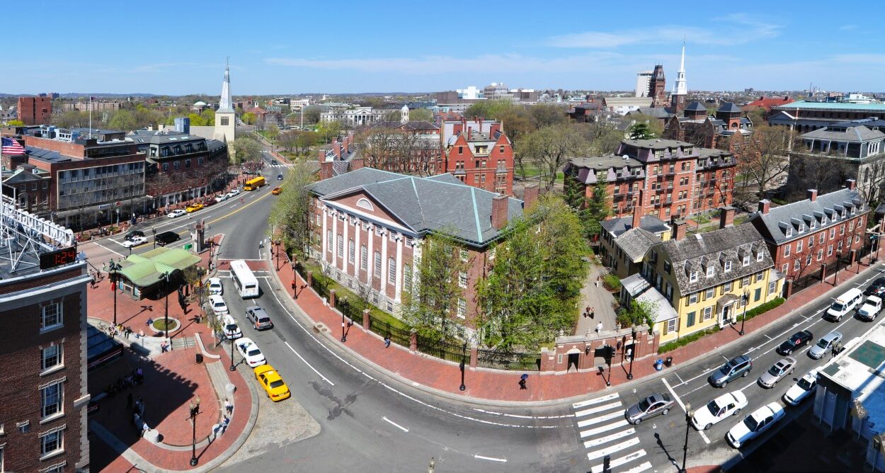 Harvard_square_harvard_yard