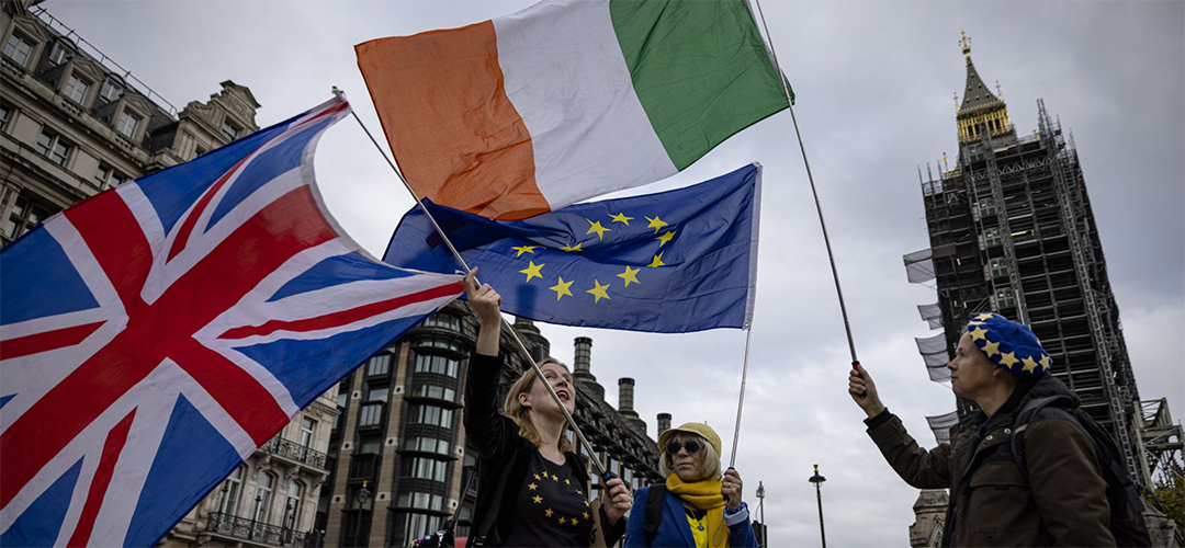 THE éIRE IS RISING!